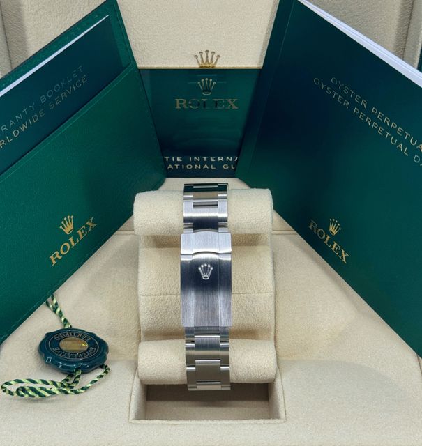 Rolex Oyster Perpetual 124300 Image 3